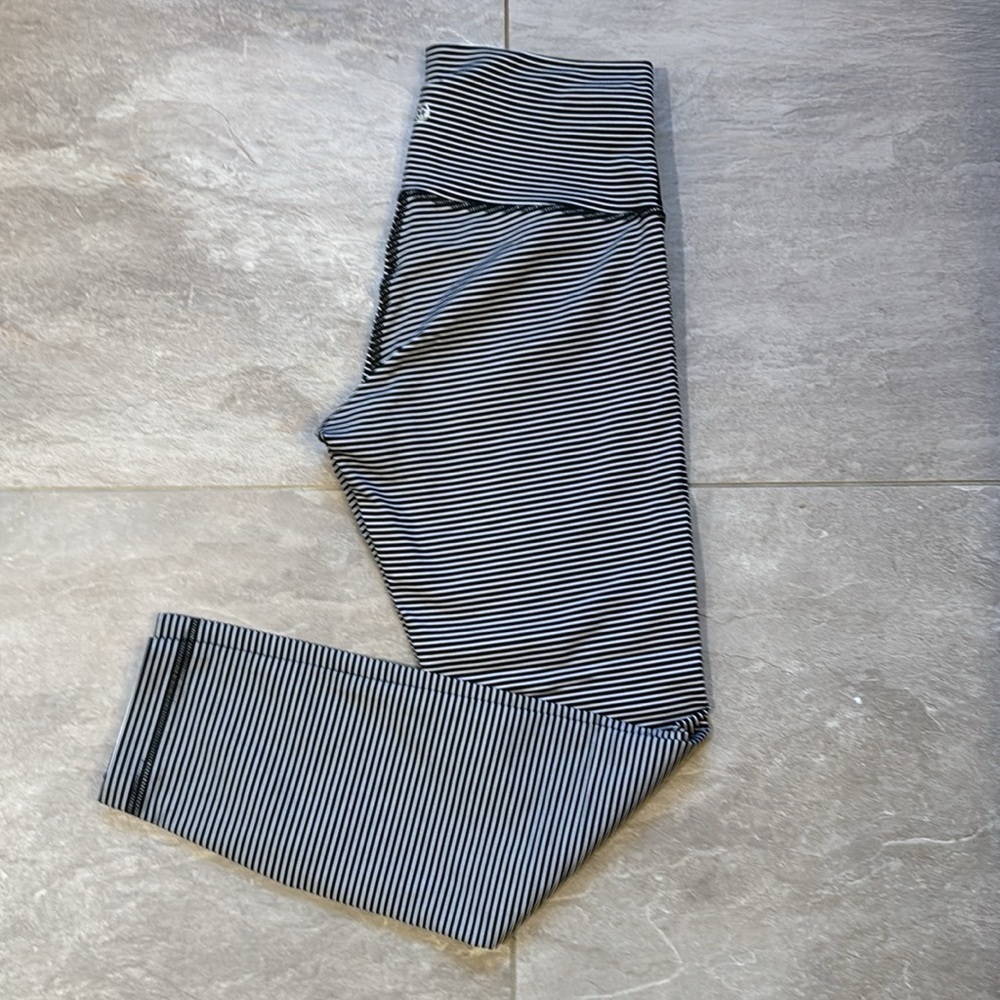 New Lululemon Wunder Train High Rise Tight 25” Black and White Striped Leggings - Picture 3 of 3